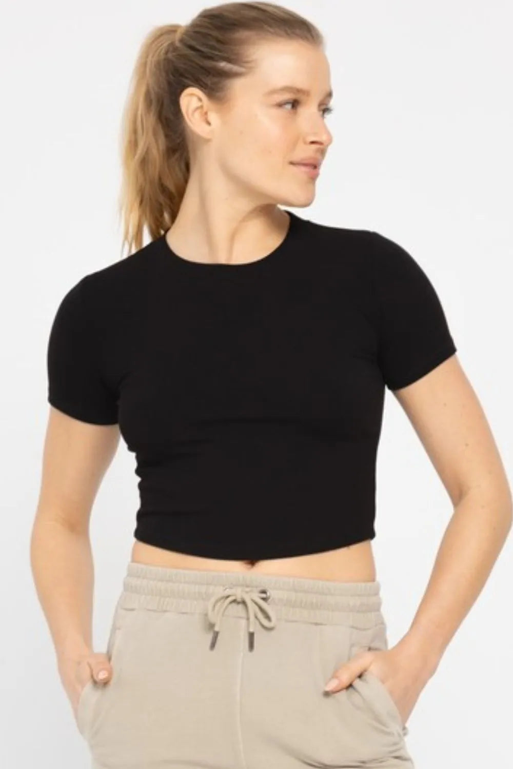 Essential Micro-ribbed Cropped Athleisure Tee In Black